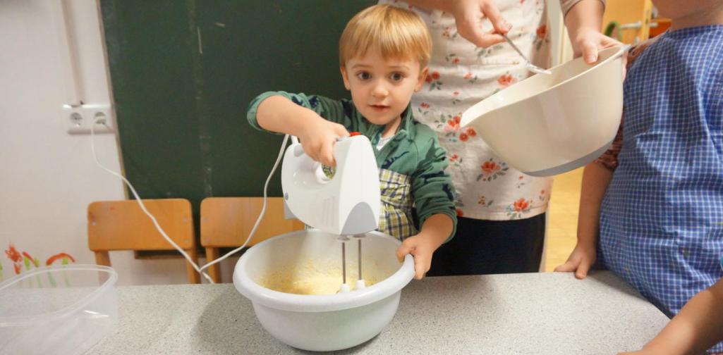 Ein Kind mischt den Teig