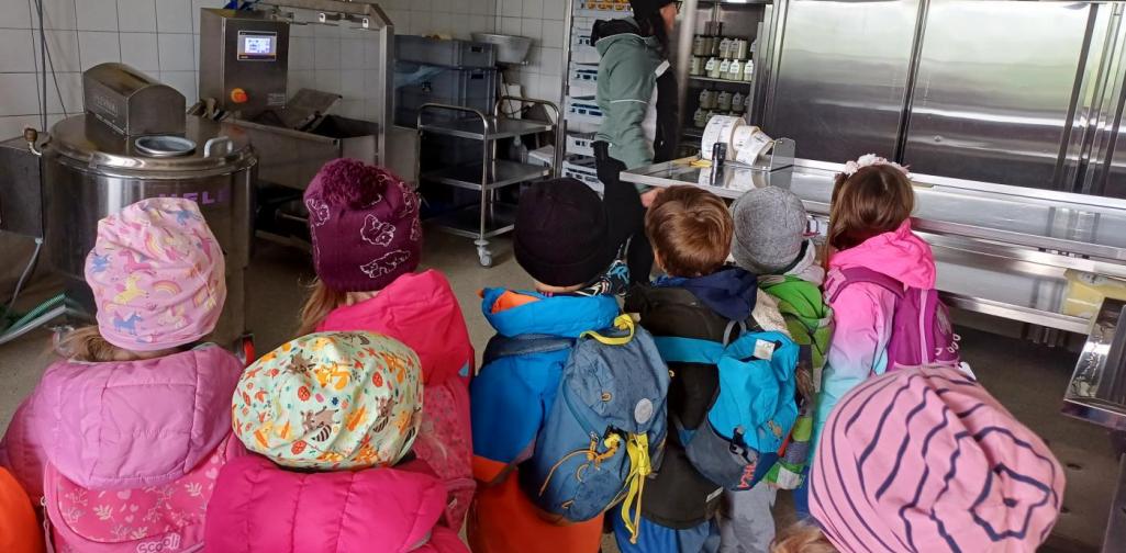 Winderl Kinder begutachten den Joghurt Raum