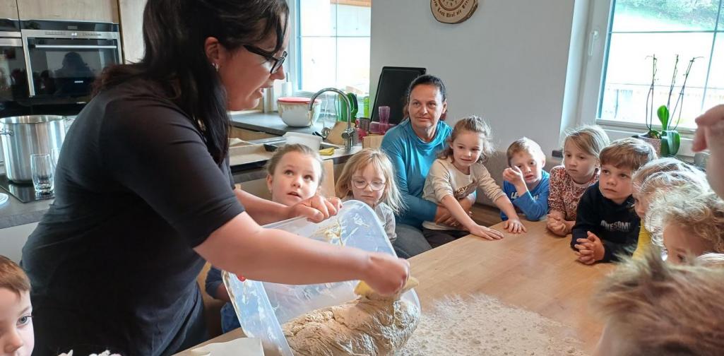 Winderl Die Bäurin macht mit den Kindern Brot