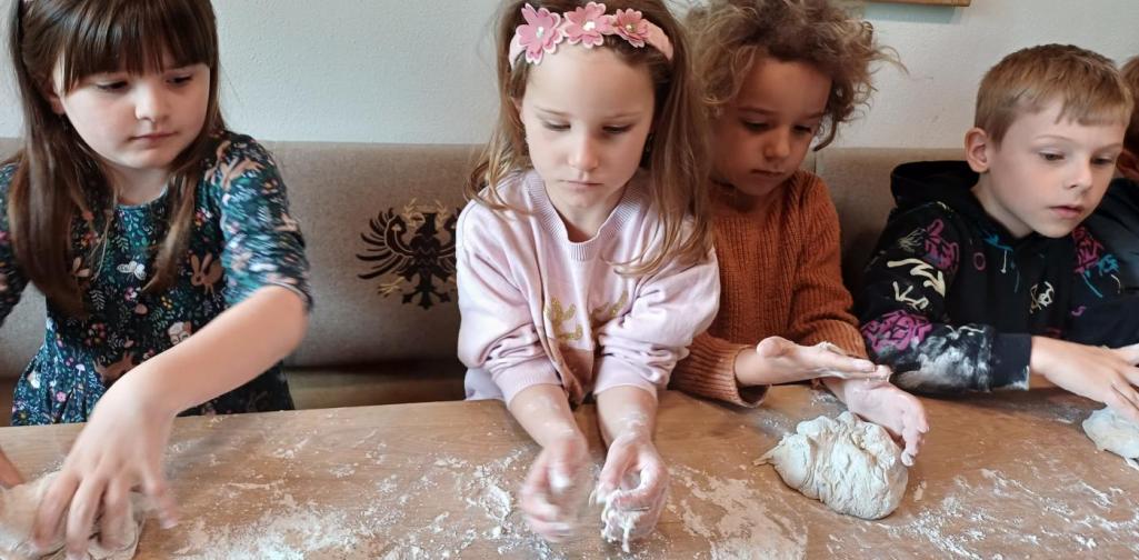 Winderl Kinder beim Brot machen