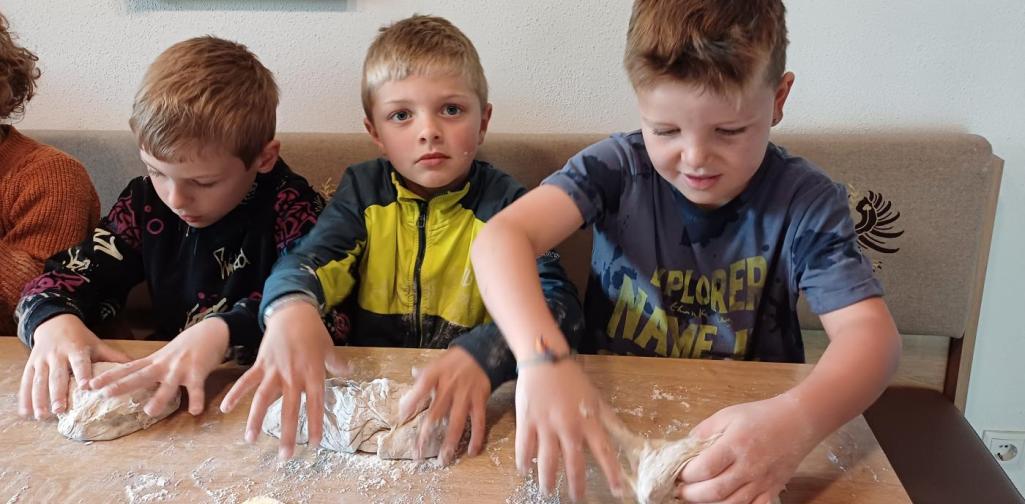 Winderl Kinder beim Brot machen