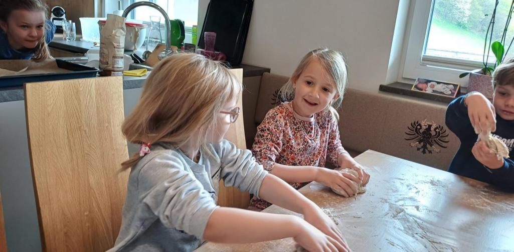 Winderl Kinder beim Brot machen