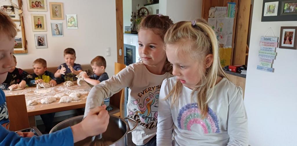 Winderl Kinder beim Joghurt machen