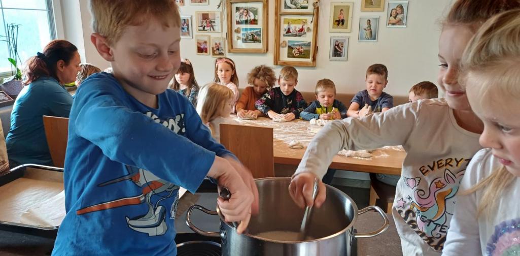 Winderl Kinder beim Joghurt machen