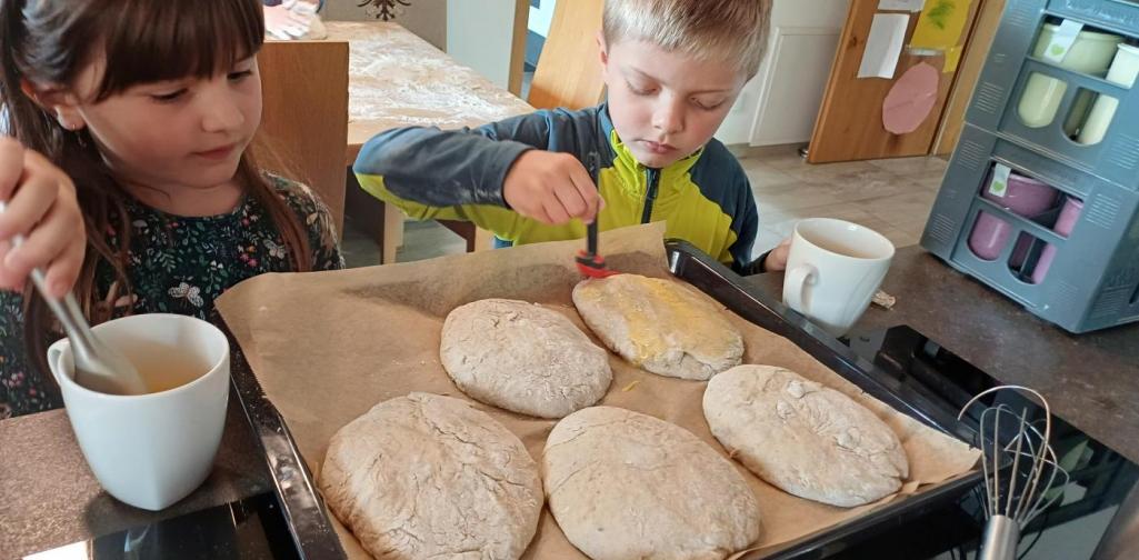 Winderl Kinder streichen Brot ein