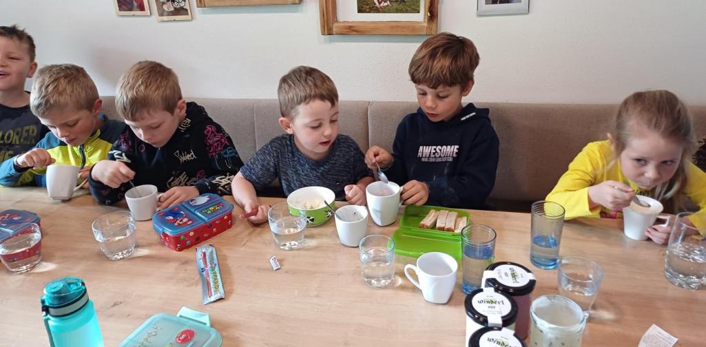 Winderl Kinder beim jausnen