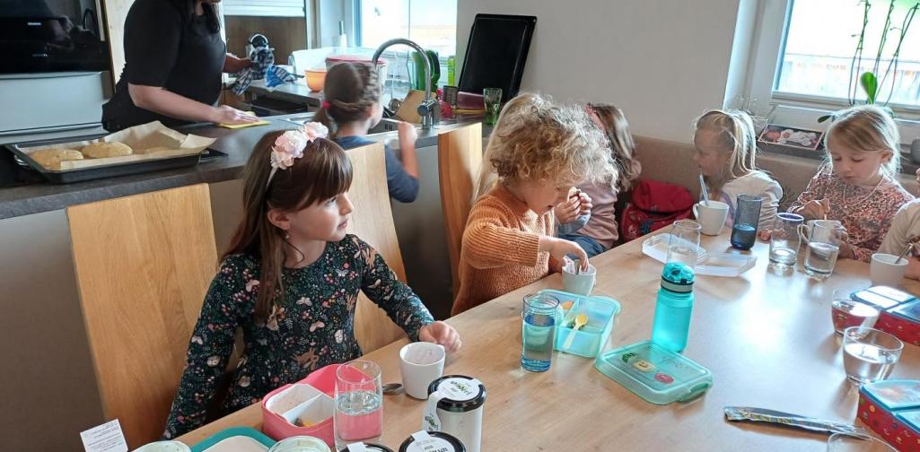 Winderl Kinder beim jausnen