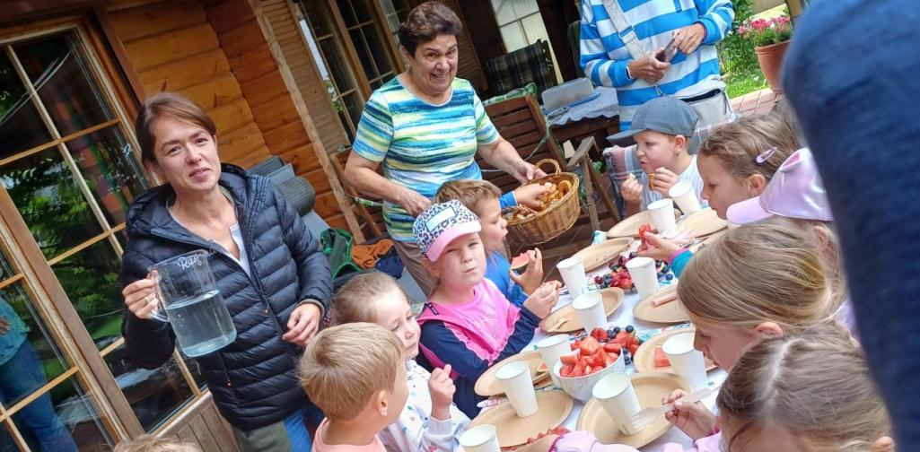 Posch Kinder bekommen eine Jause