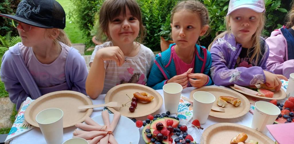 Posch Kinder beim jausnen