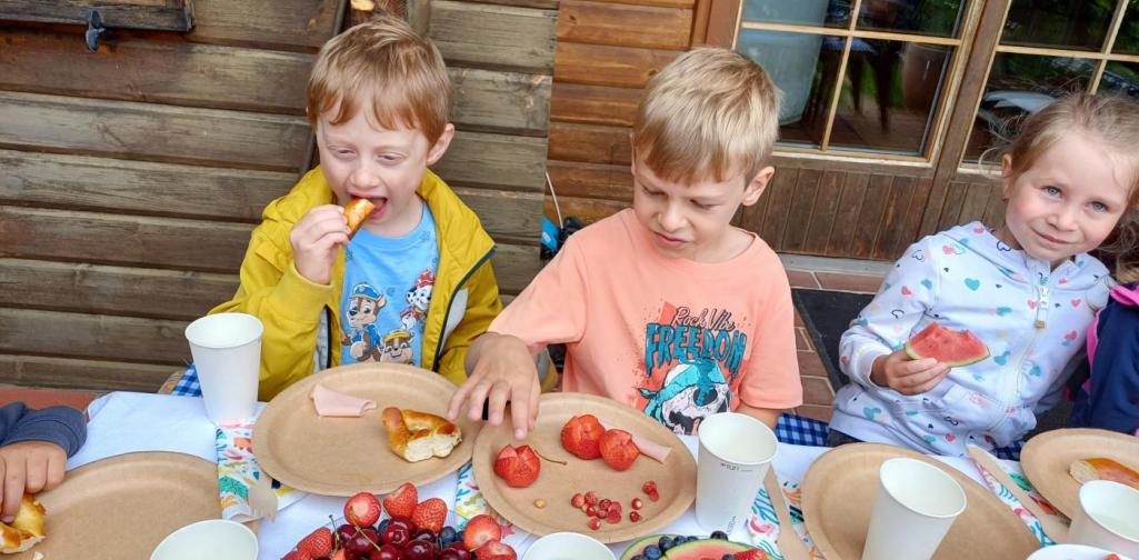 Posch Kinder beim jausnen