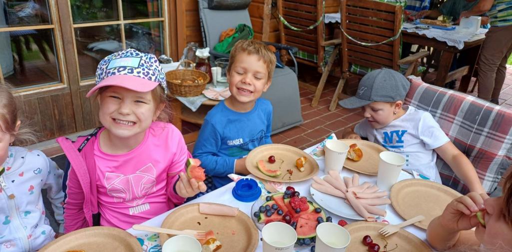 Posch Kinder beim jausnen