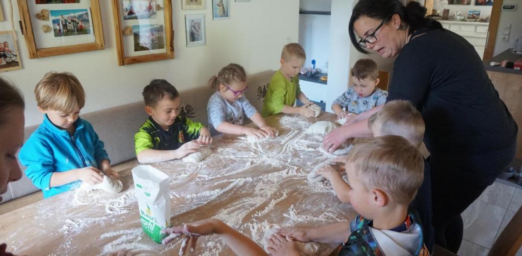 Mit der Bäuerin Brot backen