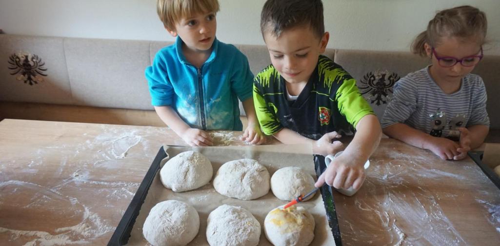 Kinder beim Brot machen