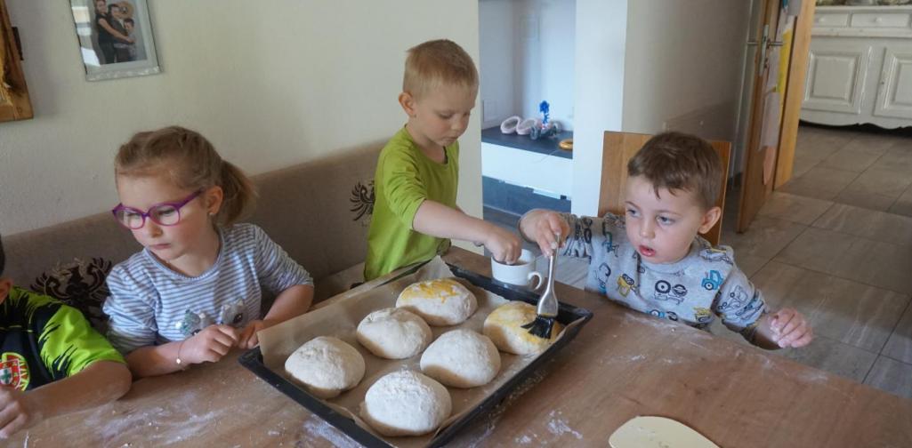 Kinder beim Brot machen