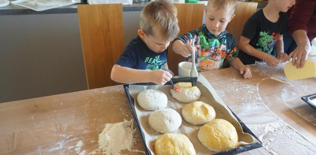 Kinder beim Brot machen
