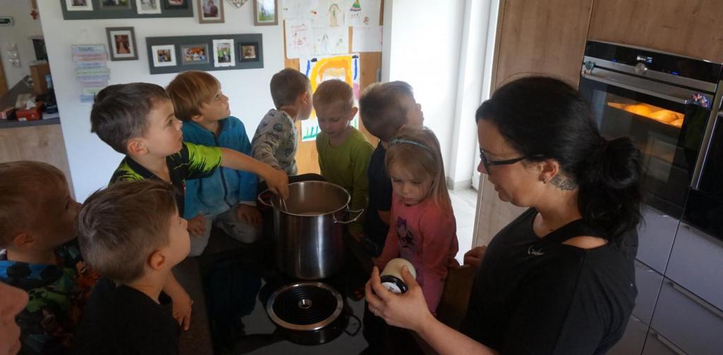 Kinder beim Joghurt machen