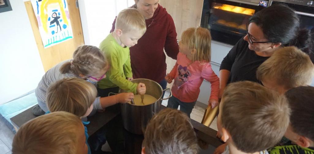 Kinder beim Joghurt machen