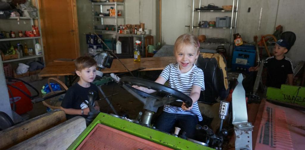 Mädchen sitzt in Mähtrack