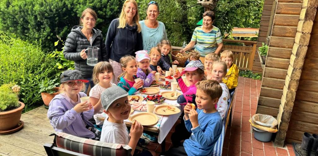 Posch Kinder beim Jausnen