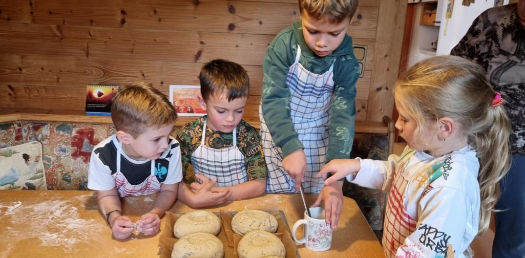 Brot backen Kinder fetten das Brot ein
