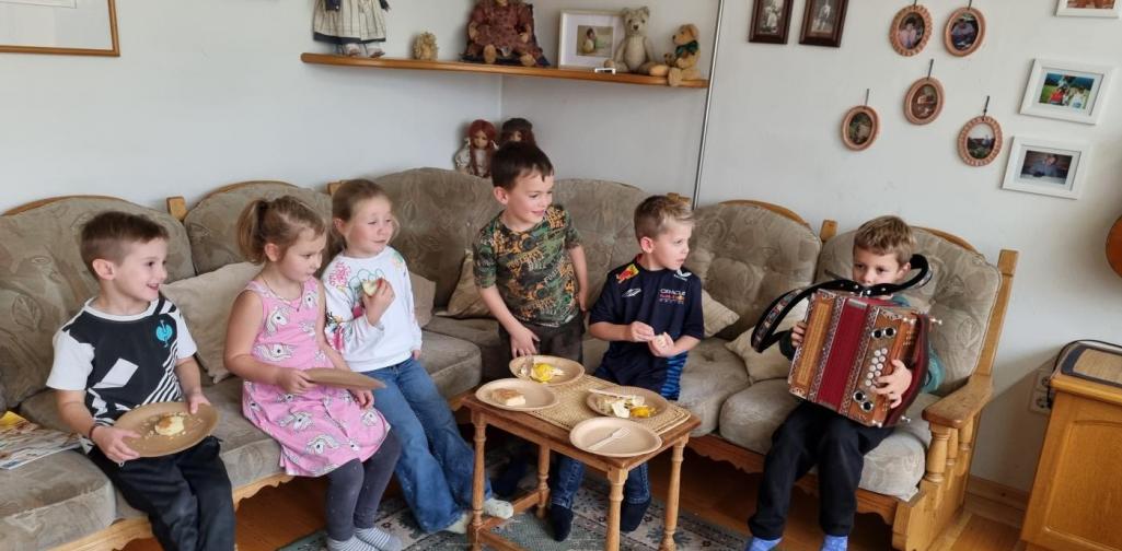 Brot backen Kind spielt auf der Zieharmonika