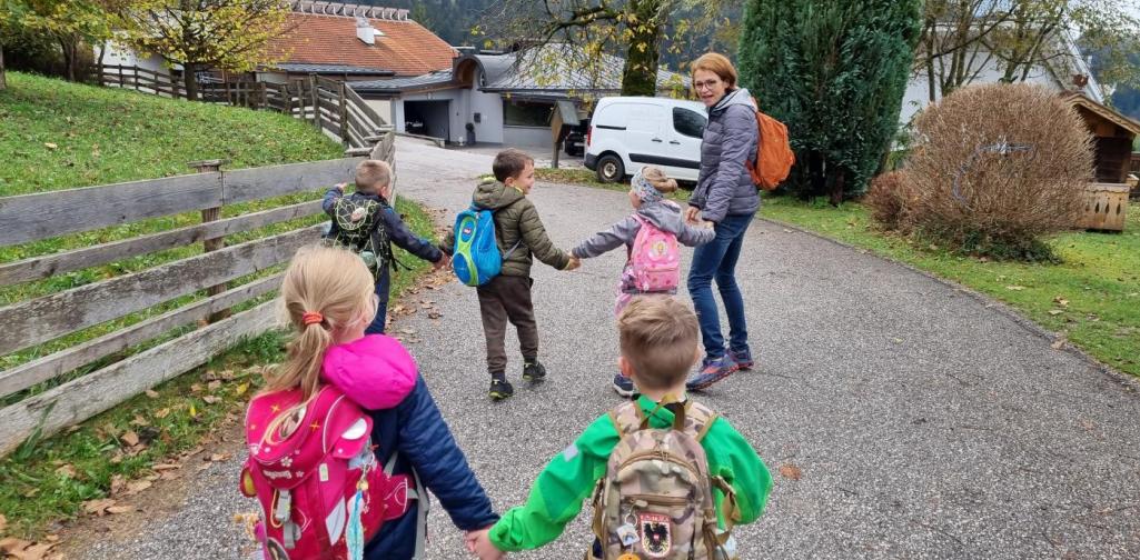Brot backen Wir gehen zur Bushaltestelle