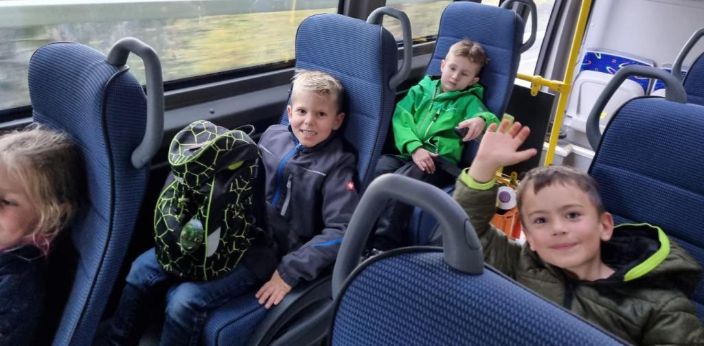 Brot backen Kinder im Bus