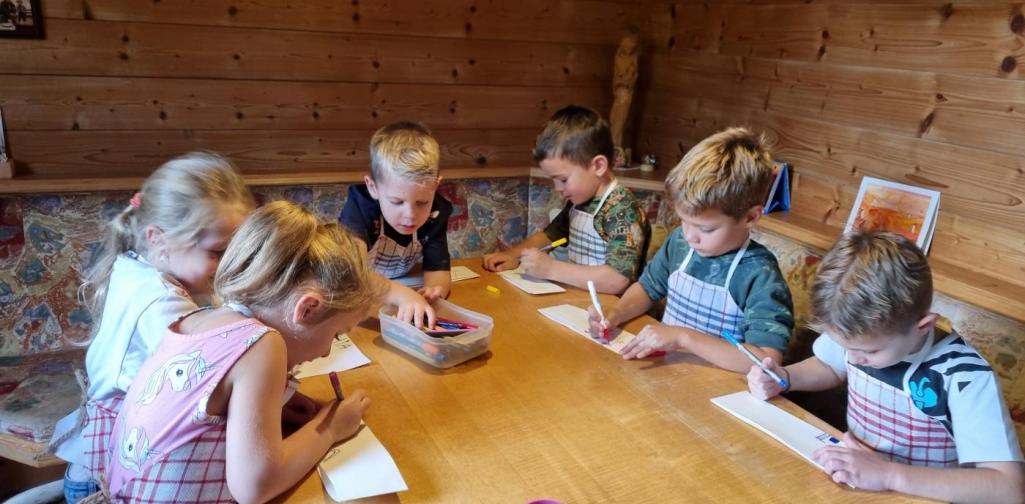 Brot backen Kinder dürfen ihre Kochmützen bemalen