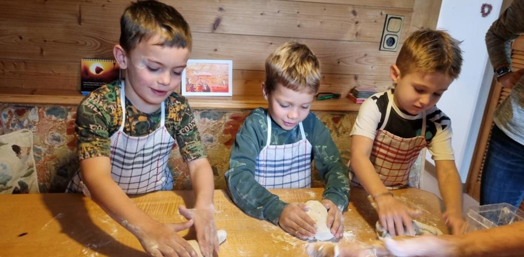 Brot backen Kinder dürfen den Teig kneten