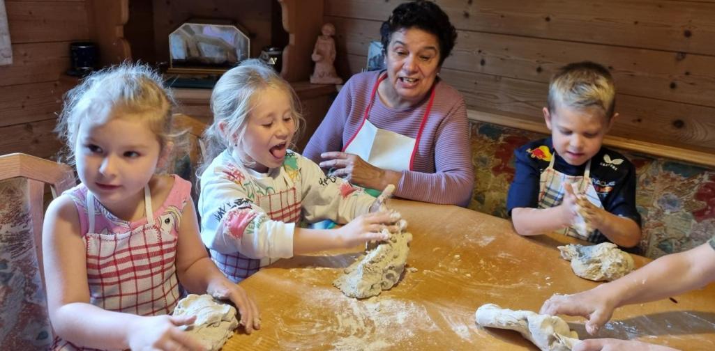 Brot backen Kinder dürfen den Teig kneten