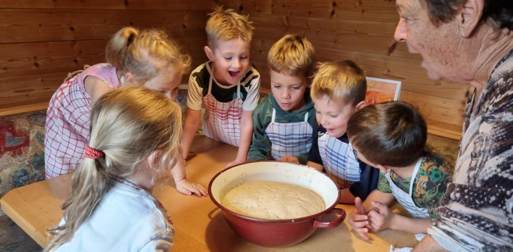 Brot backen Kinder betrachten den Teig
